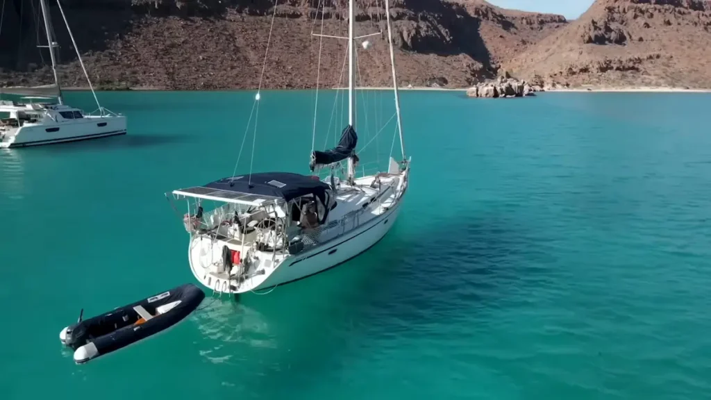 Velero Bohemia navegando a vela en orejas de burro por las aguas transparentes del Mar de Cortés, México.