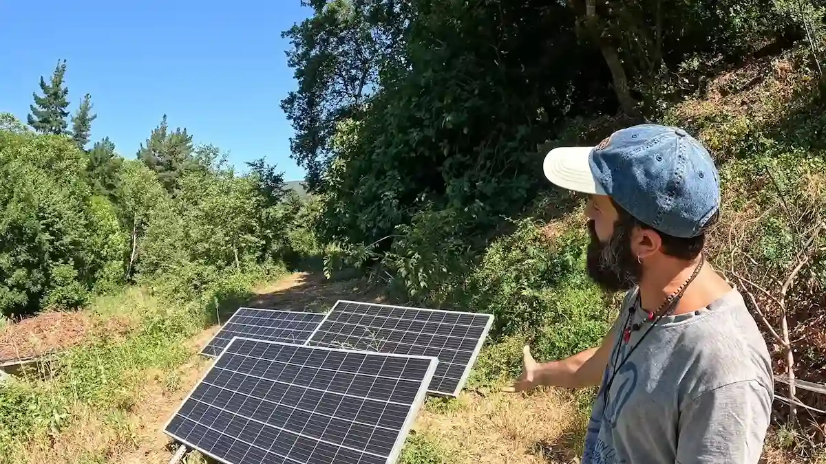 Sistema de energía solar fotovoltaico con baterías en la finca Tierraluz