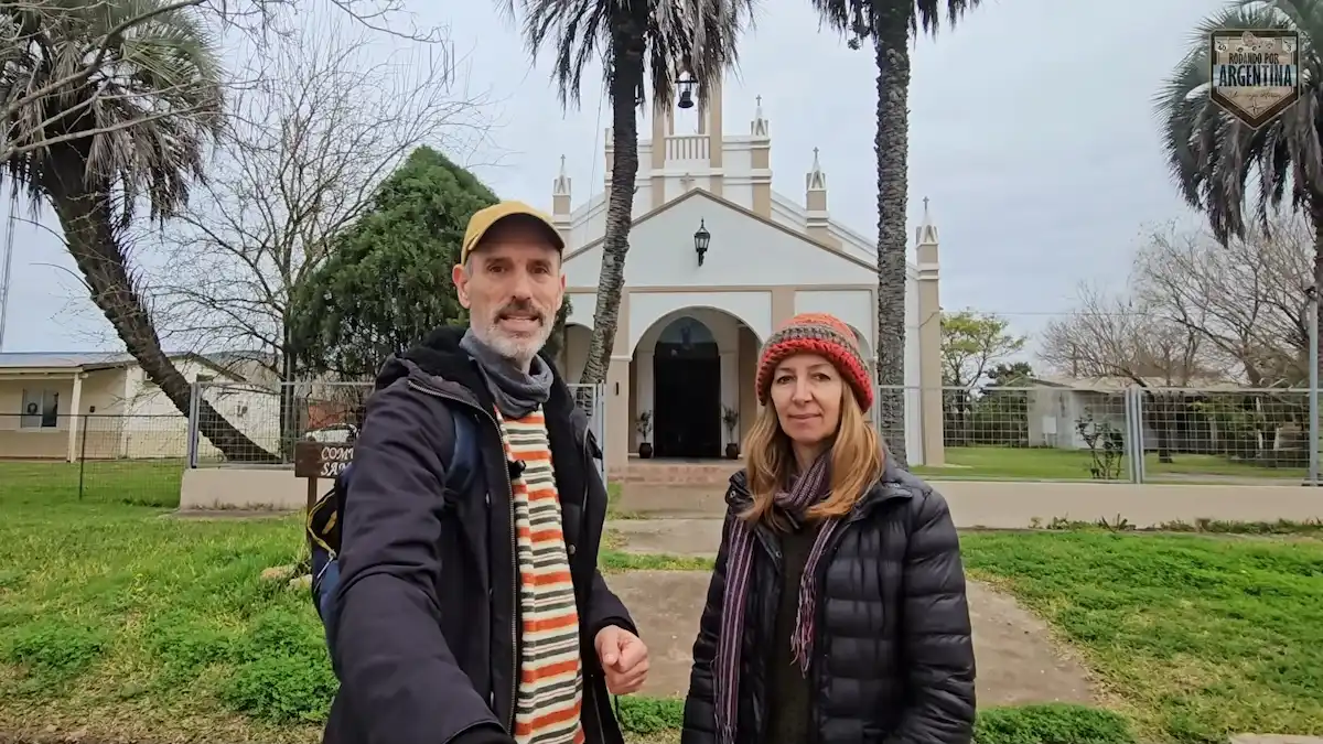 Daniel Toscano y Marcela frente a la Parroquia Santa Inés en Ubajay, Entre Ríos.