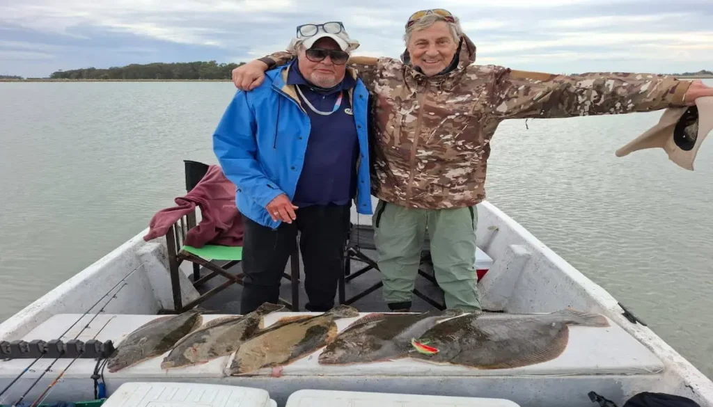 pescadores-ricardo-y-jorge-cosecha-lenguados-mar-chiquita.webp