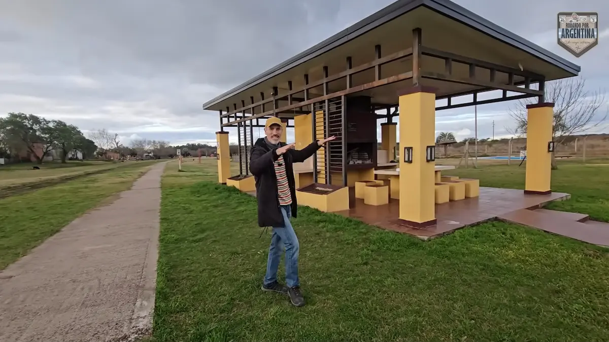 Daniel Toscano señalando los quinchos con parrillas en el predio público de la estación en Ubajay, Entre Ríos.