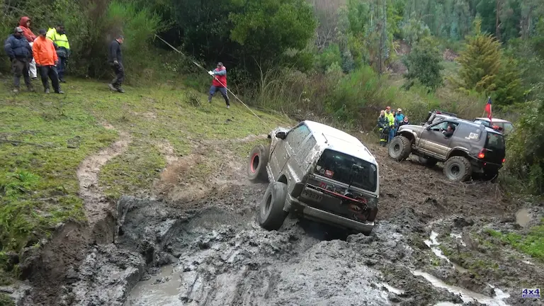 Camioneta 4x4 siendo rescatada con malacate en una trepada de barro en Chile.