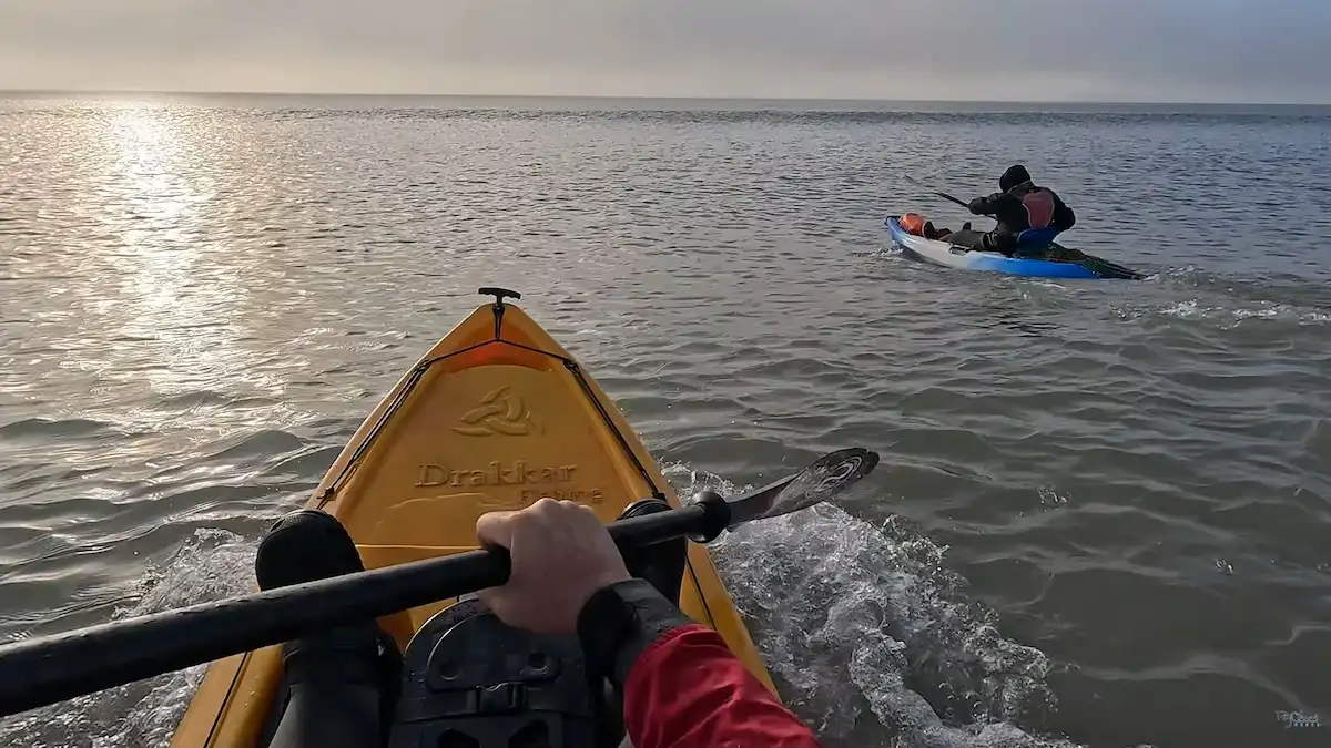 Ingreso al mar y remada en kayak Drakkar para jornada de pesca en kayak en Santa Teresita