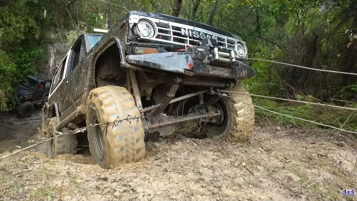 Camioneta 4x4 siendo rescatada con malacate en una trepada de barro en Chile.