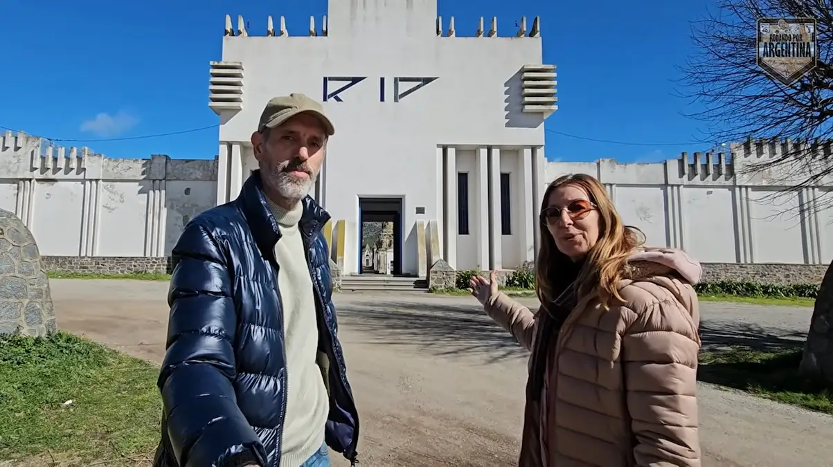 Portal monumental de hormigón del Cementerio Municipal de Balcarce diseñado por Francisco Salamone.