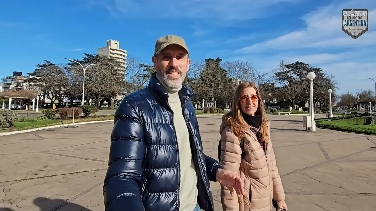 Vista de la arboleda y calzadas internas en la Plaza Libertad de Balcarce con las sierras en el horizonte.