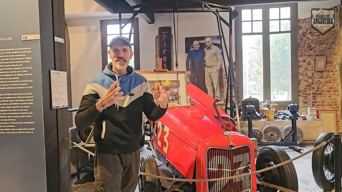 Autos de carrera clásicos y autos históricos de Juan Manuel Fangio exhibidos dentro del museo en Balcarce.
