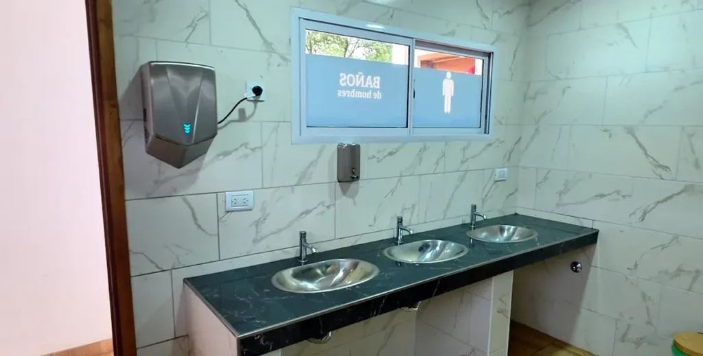 Sector de bachas y sanitarios modernos en las instalaciones del Club de Pesca Balcarce de Laguna La Brava