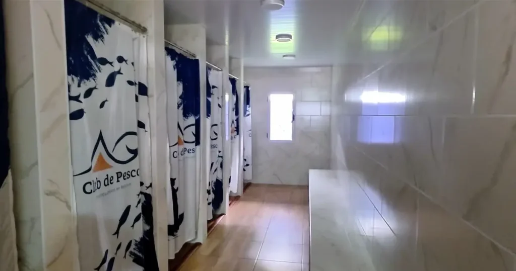 Instalaciones de sanitarios y duchas con cortinas institucionales en el Club de Pesca Balcarce de Laguna La Brava