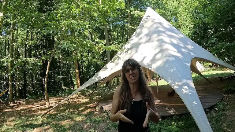 Maribel presentando el proyecto de vida autosuficiente en la finca comunitaria Tierraluz