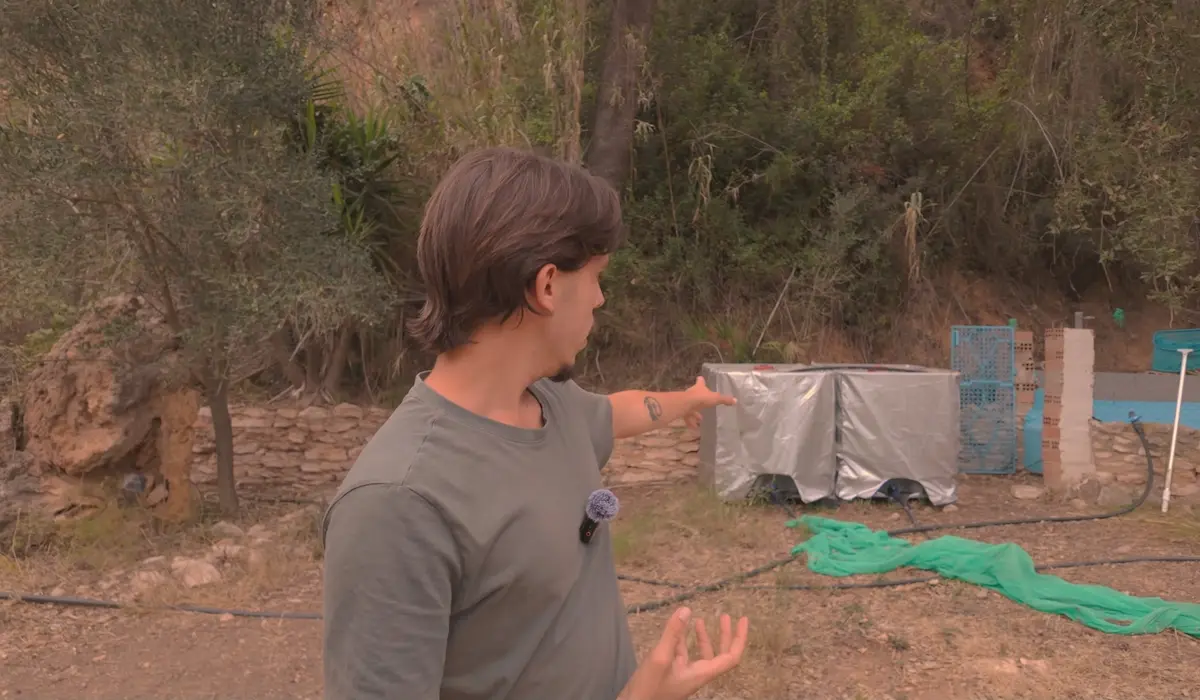 Sistema de recolección de agua de pozo y bidones para autosuficiencia en la finca