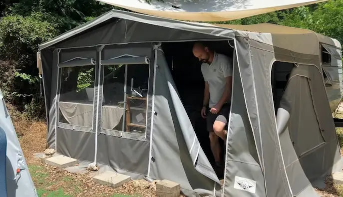 Arnau Serrado, embajador de la Red Rumbo, en una práctica de supervivencia junto a la caravana