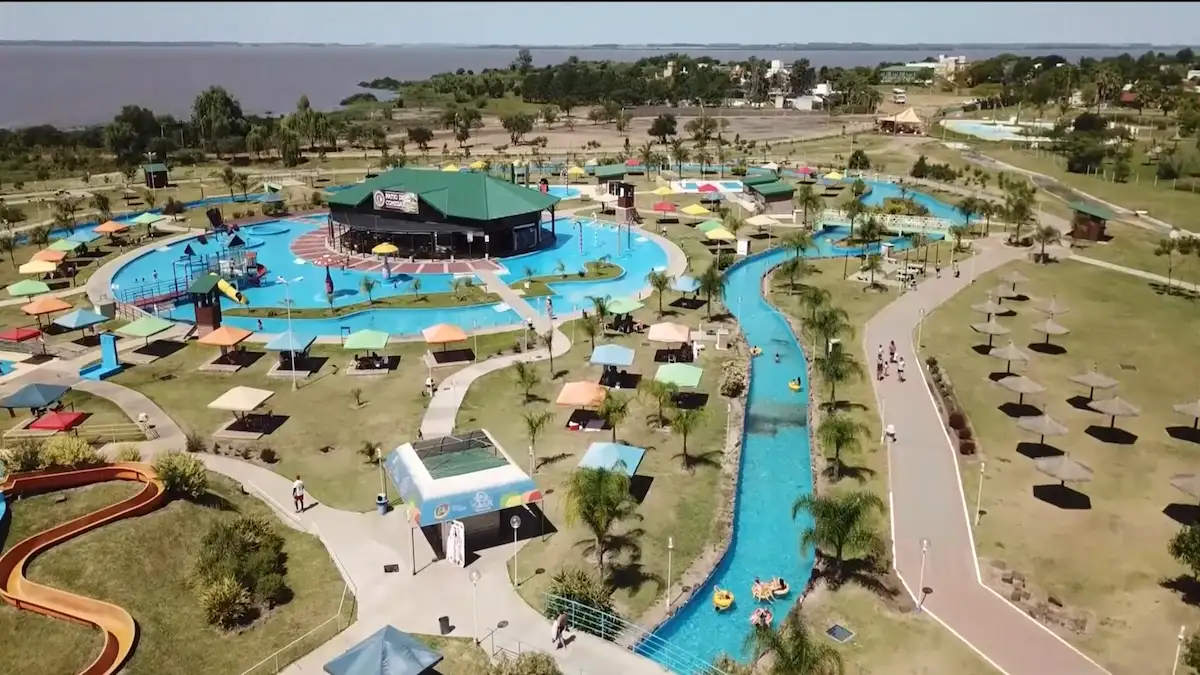 Complejo termal de Federación en Entre Ríos con piletas de aguas termales al aire libre rodeadas de parque verde en un día soleado.
