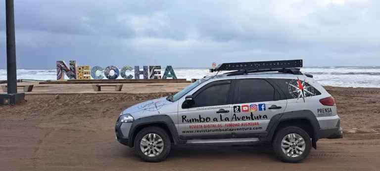 Vehículo de prensa de Rumbo a la Aventura junto al cartel de ingreso a Necochea