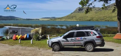 Unidad móvil de prensa de Rumbo a la Aventura junto al sector náutico y la costa en el Club de Pesca Balcarce de Laguna La Brava