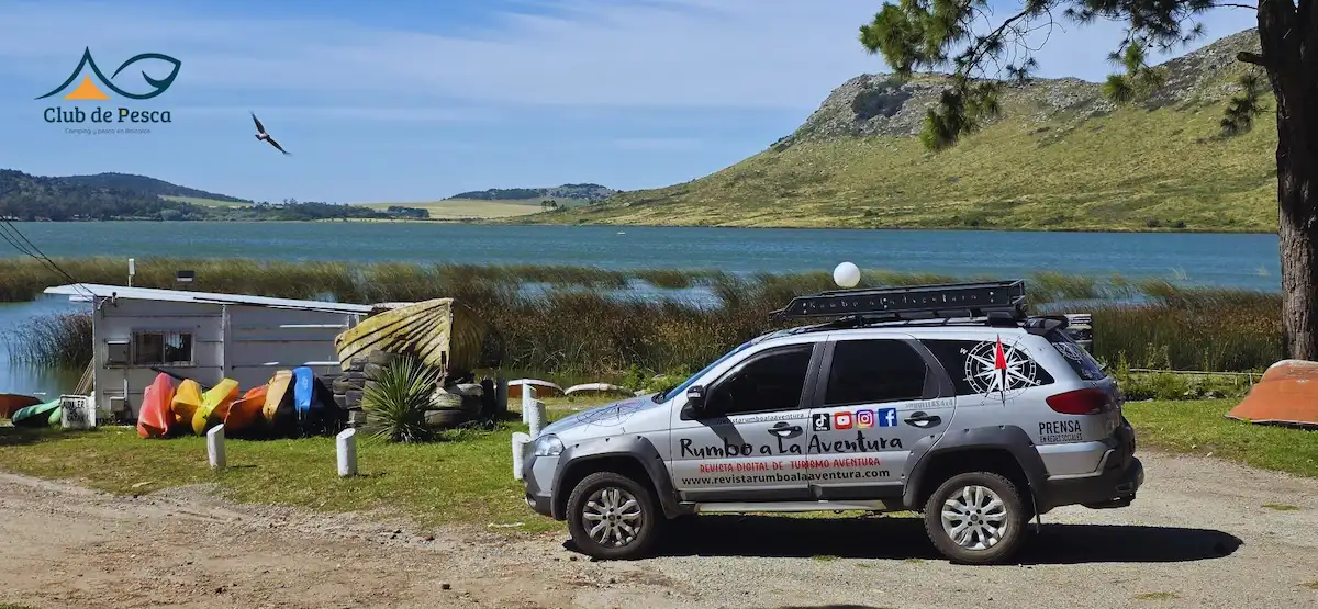 Unidad móvil de prensa de Rumbo a la Aventura junto al sector náutico y la costa en el Club de Pesca Balcarce de Laguna La Brava