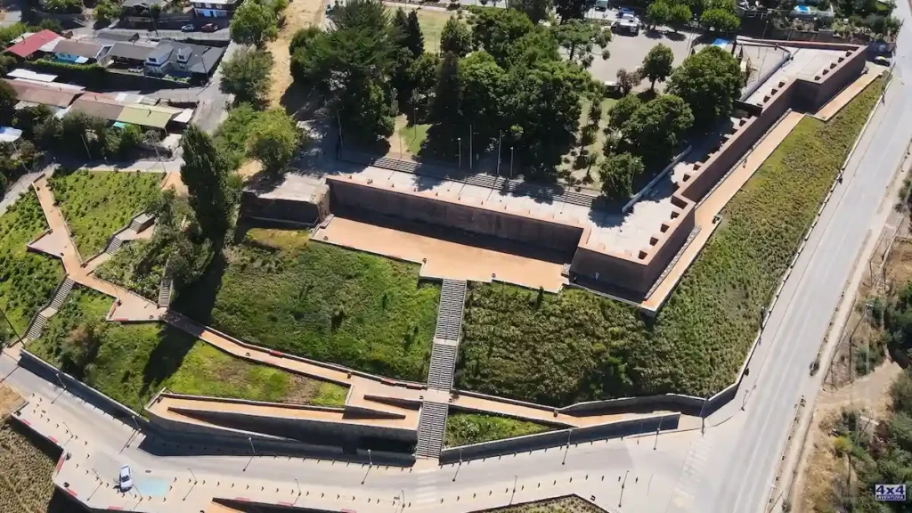 Vista aérea con dron del histórico Fuerte Nacimiento en Chile mostrando su estructura de ladrillo y las terrazas.